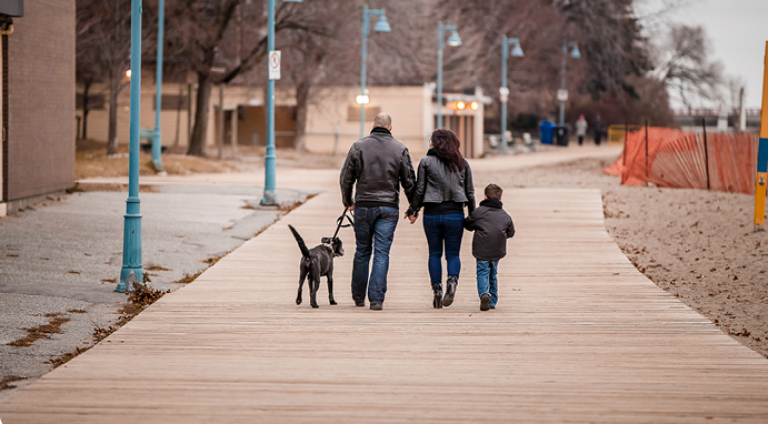 07 toronto beach family on boardwalk.jpg 720×484