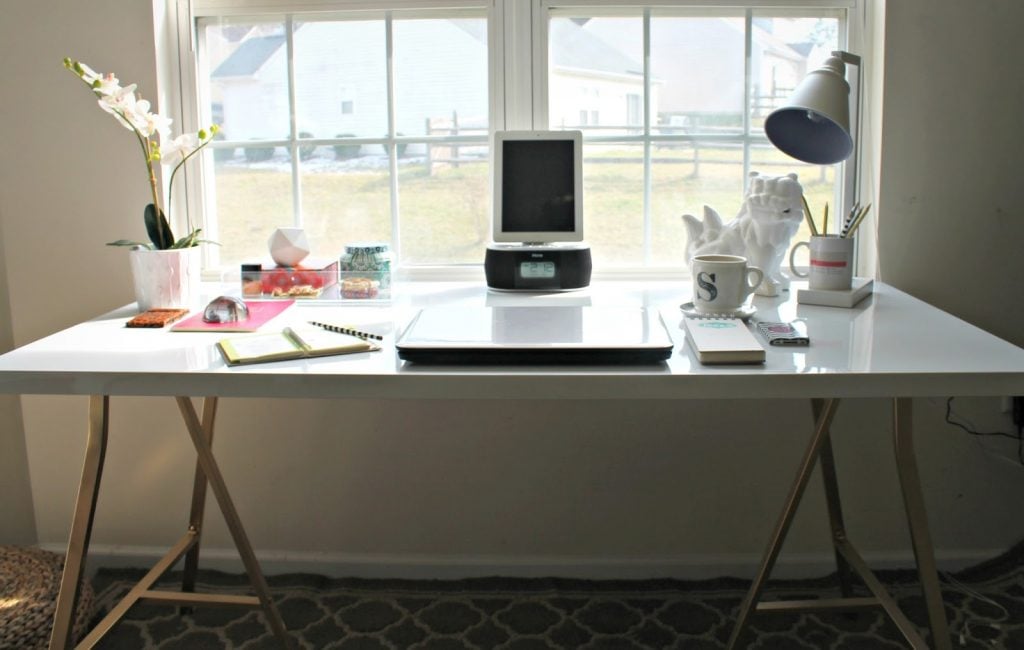 Awesome Ikea Hack of the Week: Build your own modern desk ...